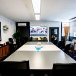 Sala de Juntas con TV y Aire Acondicionado
