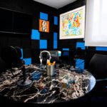 Sala acústica equipada con micrófonos y mezcladora